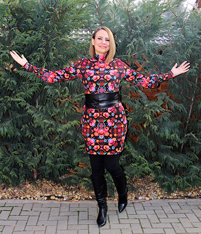 divatos ruha mintás anyagból