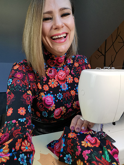 divatos ruha mintás anyagból