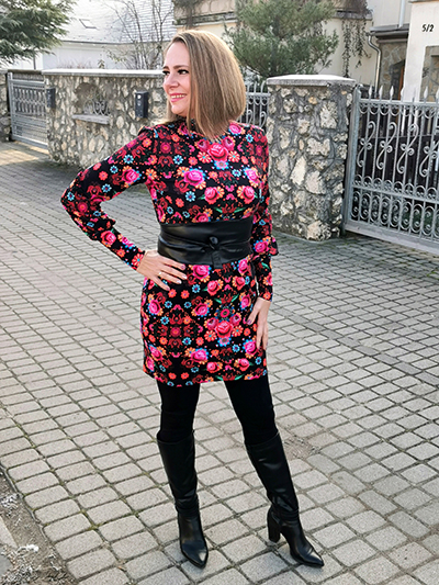 divatos ruha mintás anyagból